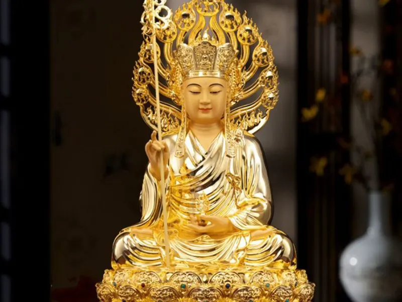 Buddhalaisten jumaluuksien patsaiden valuominaisuudet.