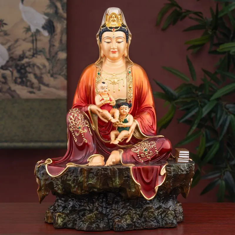 Perhe alttarilapsi antaa Guanyin Bodhisattva -patsaan